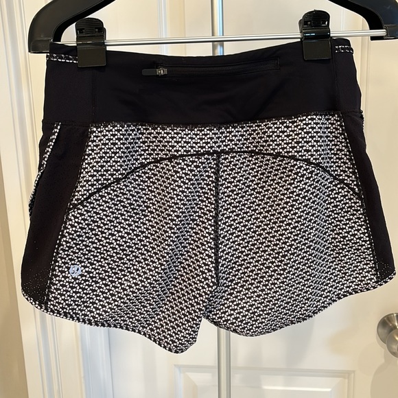 Lululemon. Speed up high rise lined shorts 2.5”. Black and white - Picture 2 of 4